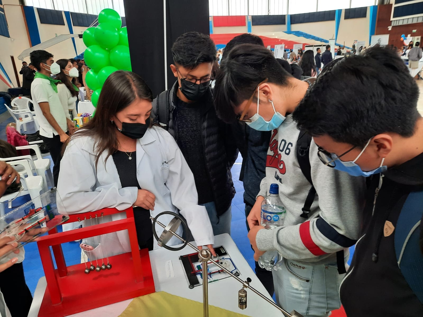 Participación estudiantil en feria académica